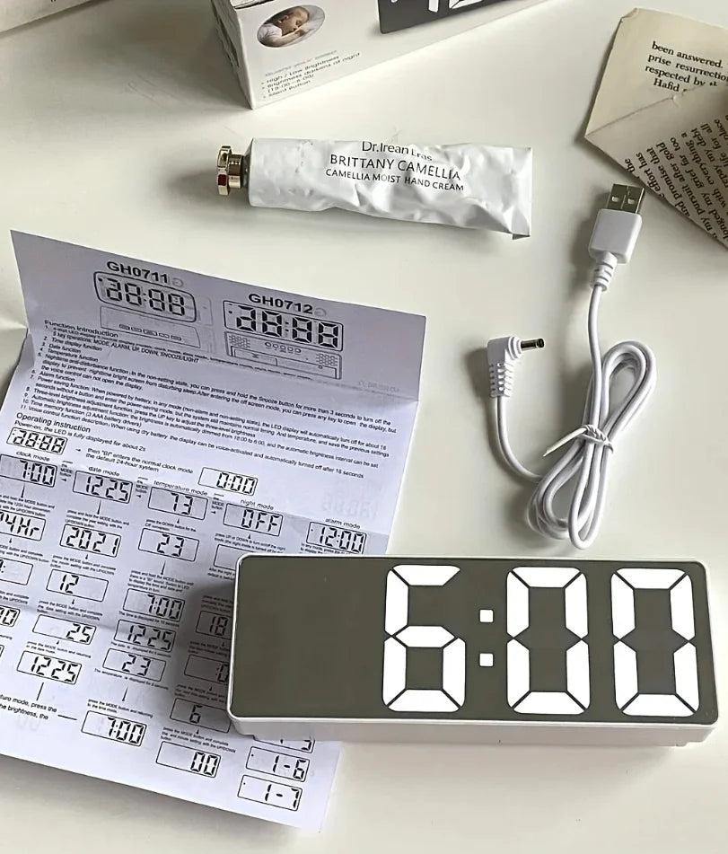 Horloge Murale Numérique LED avec Affichage de Température | Design Élégant pour Bureau et Dortoir