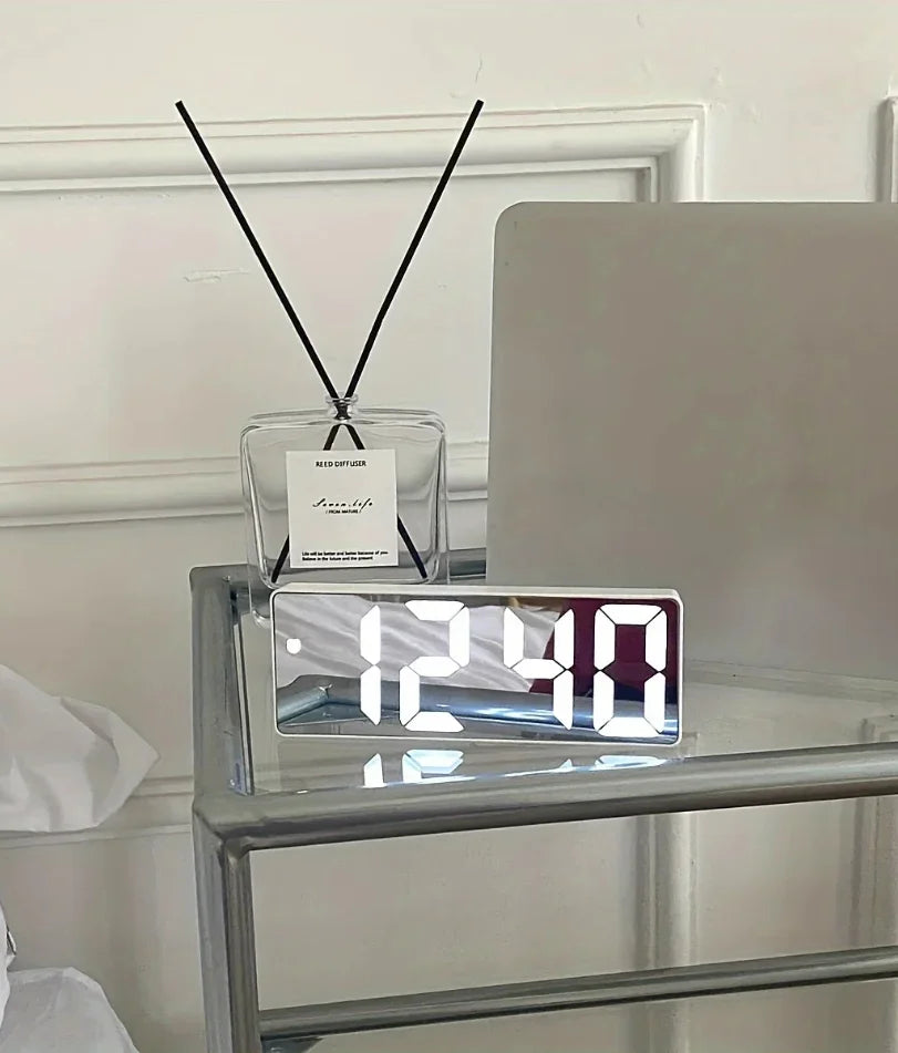 Horloge Murale Numérique LED avec Affichage de Température | Design Élégant pour Bureau et Dortoir