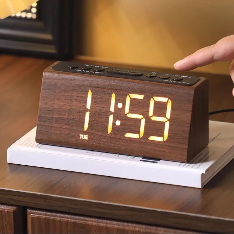 Horloge Rétro en Bois | Réveil Numérique LED avec Affichage Haute Définition | Design Élégant pour Bureau et Décoration
