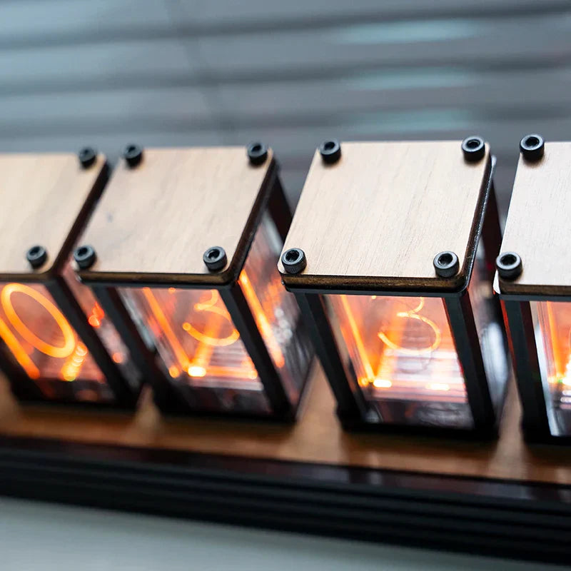 NOVA - Horloge Nixie rétro futuriste